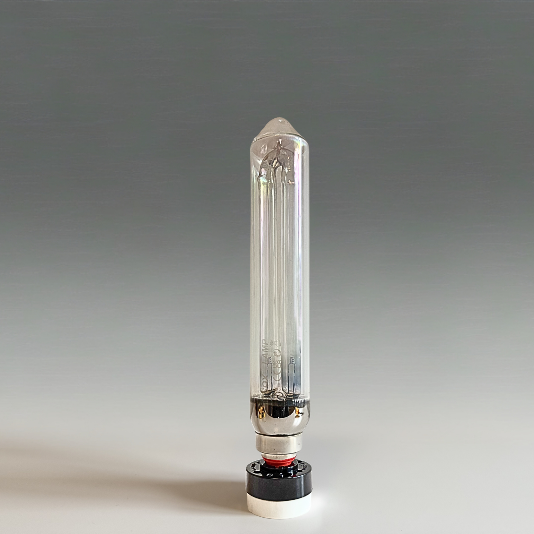 Ceramic B22 BY22D Socket holding a Glow Object LPS SOX light bulb